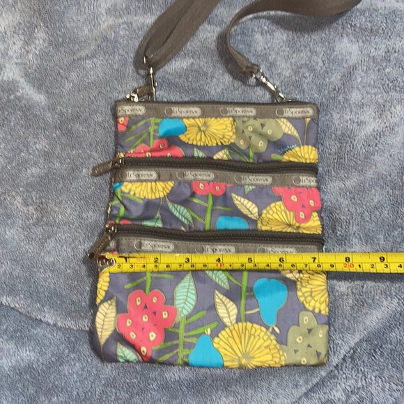 Like new LeSportSac triple zip Crossbody Bag - Picture 5 of 8
